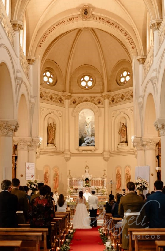 Ceremonia de matrimonio católico en iglesia tradicional de Santiago - Coro Angeli