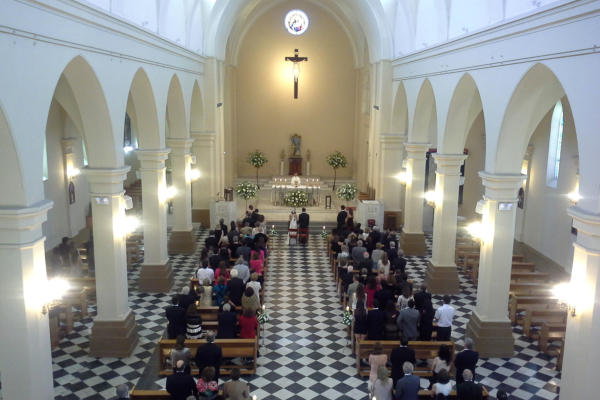 Vista panorámica de boda religiosa con música en vivo - Coro Angeli Chile